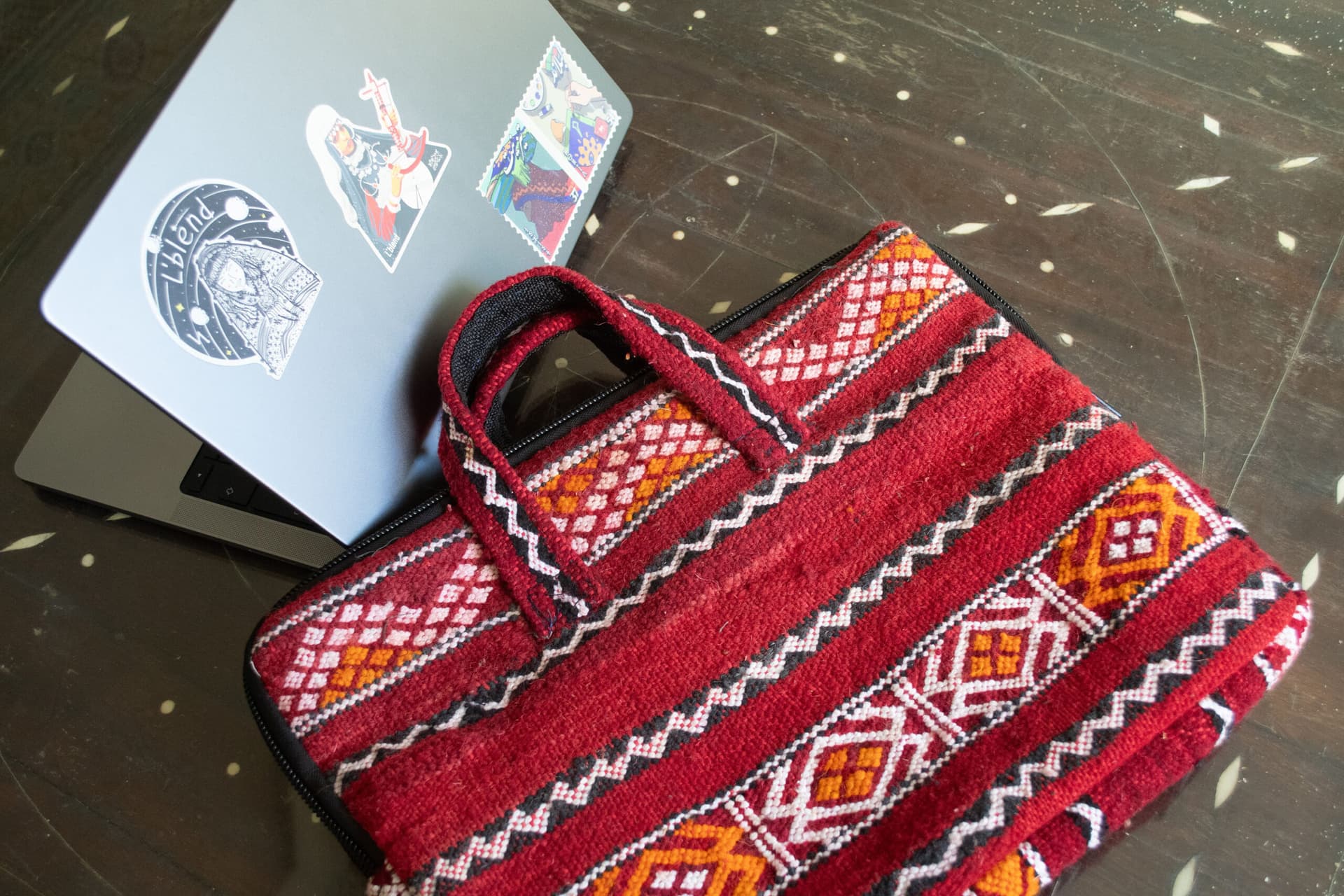 Marockansk Ull Laptopväska 15 Tum – Handgjord Berber Textil – Röd Kilim Mönster – Boho Laptopfodral