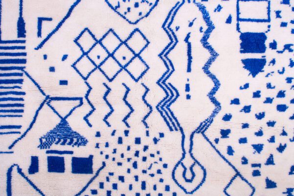 White and Blue Moroccan Scrabbled Rug - Imagen 2