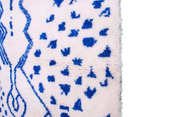 White and Blue Moroccan Scrabbled Rug - Imagen 4