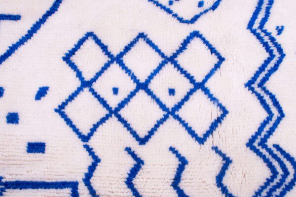 White and Blue Moroccan Scrabbled Rug - Imagen 5