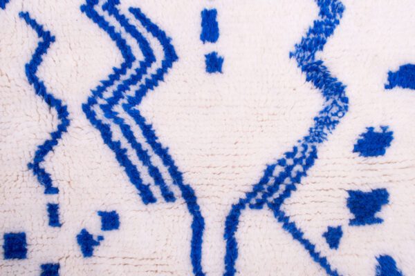 White and Blue Moroccan Scrabbled Rug - Imagen 6