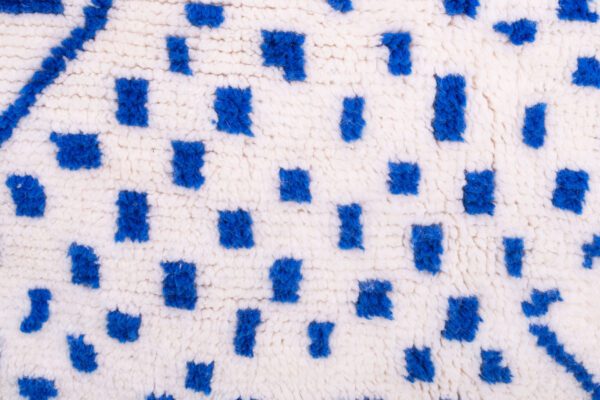 White and Blue Moroccan Scrabbled Rug - Imagen 7