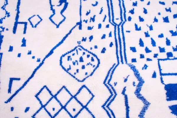 White and Blue Moroccan Scrabbled Rug - Imagen 8