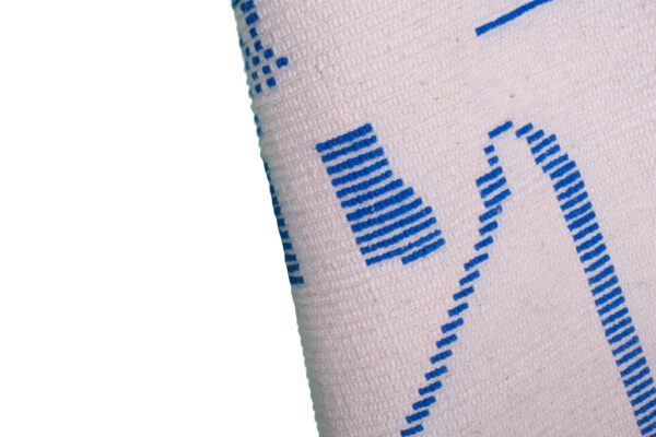 White and Blue Moroccan Scrabbled Rug - Imagen 9
