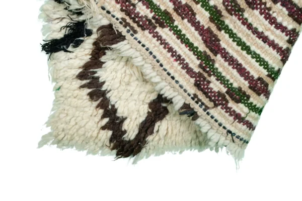 ⁦Boucherouite Rug - Enchanting Moroccan Handwoven Recycled Fabric Rug (5.5 ft x 2.3 ft)⁩ - الصورة ⁦7⁩