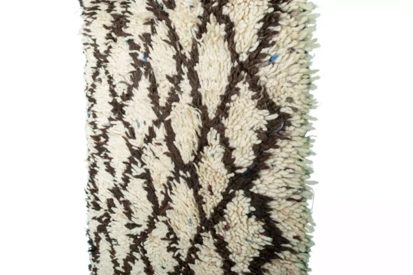 ⁦Boucherouite Rug - Enchanting Moroccan Handwoven Recycled Fabric Rug (5.5 ft x 2.3 ft)⁩ - الصورة ⁦4⁩