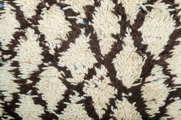 ⁦Boucherouite Rug - Enchanting Moroccan Handwoven Recycled Fabric Rug (5.5 ft x 2.3 ft)⁩ - الصورة ⁦3⁩