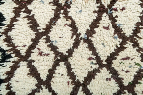 ⁦Boucherouite Rug - Enchanting Moroccan Handwoven Recycled Fabric Rug (5.5 ft x 2.3 ft)⁩ - الصورة ⁦10⁩