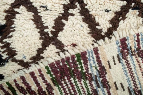 ⁦Boucherouite Rug - Enchanting Moroccan Handwoven Recycled Fabric Rug (5.5 ft x 2.3 ft)⁩ - الصورة ⁦8⁩
