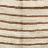 Коврик с горизонтальными коричневыми линиями