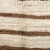 Коврик с горизонтальными коричневыми линиями