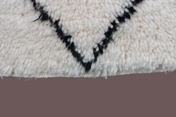 White Lozenges and Half Lozenges Beni Ourain Rug - Handwoven Moroccan Wool Rug (4.5 ft x 2.2 ft) - Imagen 8