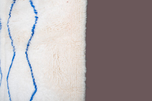 Blue Lines Beni Ourain Rug - Authentic Moroccan Wool Rug (7.6 ft x 5.5 ft / 231.1 cm x 167.6 cm) - Imagen 3