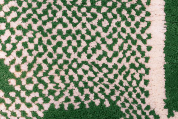 Green and White Symbolic Modern Moroccan Rug - Imagen 6