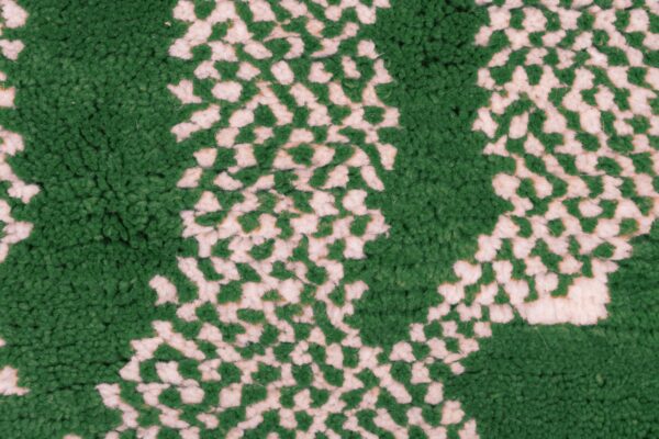 Green and White Symbolic Modern Moroccan Rug - Imagen 7