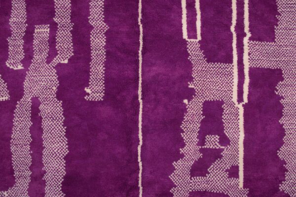 Dark Pink and White Symbolic Modern Moroccan Rug - Imagen 2