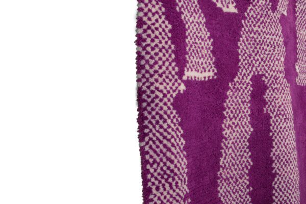 Dark Pink and White Symbolic Modern Moroccan Rug - Imagen 3