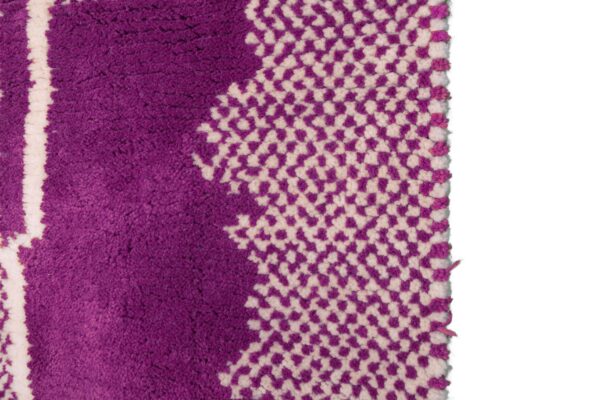 Dark Pink and White Symbolic Modern Moroccan Rug - Imagen 4