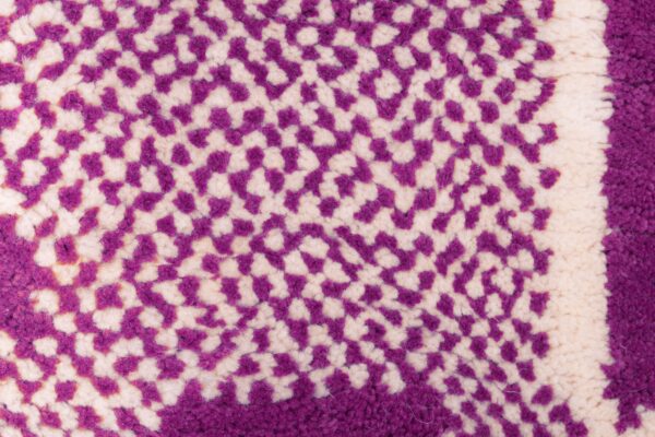 Dark Pink and White Symbolic Modern Moroccan Rug - Imagen 6