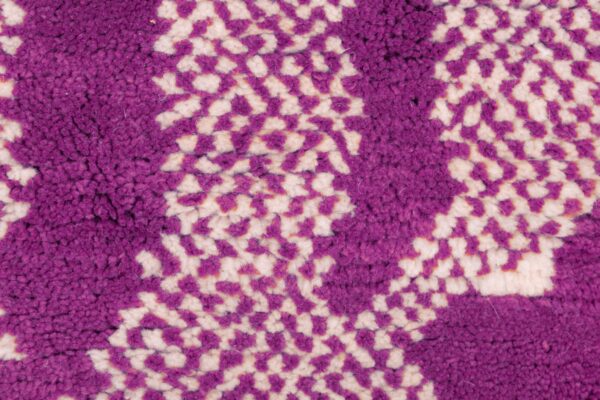Dark Pink and White Symbolic Modern Moroccan Rug - Imagen 7