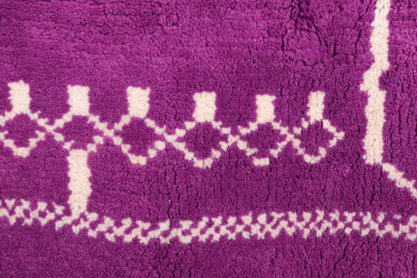 Dark Pink and White Symbolic Modern Moroccan Rug - Imagen 8