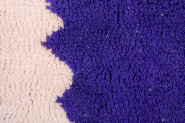 Purple and White Modern Moroccan Rug - Imagen 5