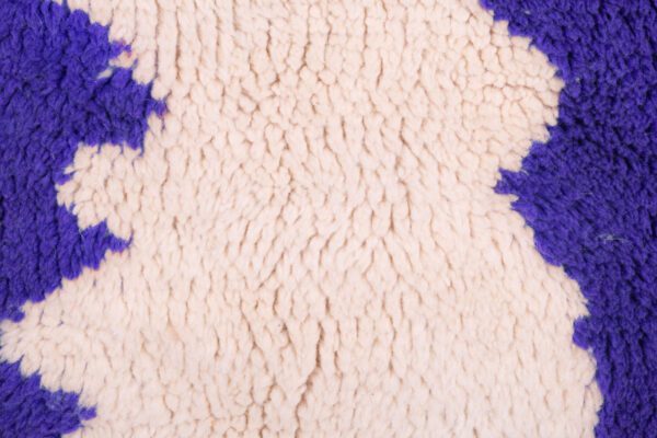 Purple and White Modern Moroccan Rug - Imagen 6