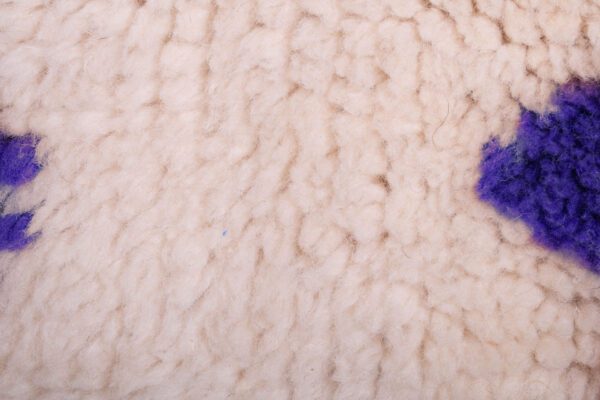 Purple and White Modern Moroccan Rug - Imagen 7