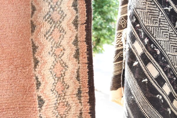 ⁦Vintage Moroccan Rug: Authentic Charm for Your Home 322 cm x 169 cm / 10.304ft x 5.408 ft⁩ - الصورة ⁦7⁩