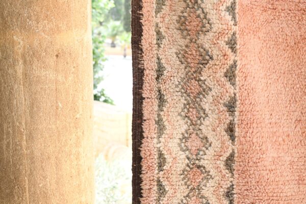 ⁦Vintage Moroccan Rug: Authentic Charm for Your Home 322 cm x 169 cm / 10.304ft x 5.408 ft⁩ - الصورة ⁦6⁩