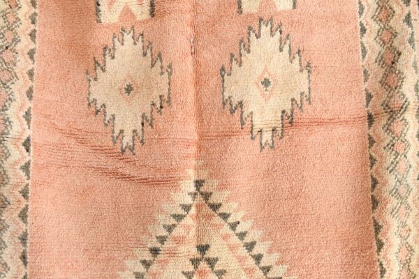 ⁦Vintage Moroccan Rug: Authentic Charm for Your Home 322 cm x 169 cm / 10.304ft x 5.408 ft⁩ - الصورة ⁦4⁩