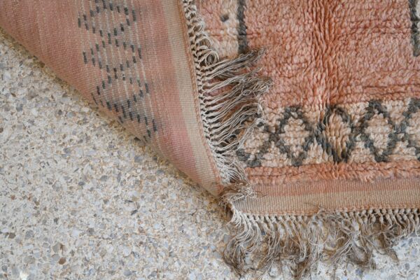 ⁦Vintage Moroccan Rug: Authentic Charm for Your Home 322 cm x 169 cm / 10.304ft x 5.408 ft⁩ - الصورة ⁦2⁩