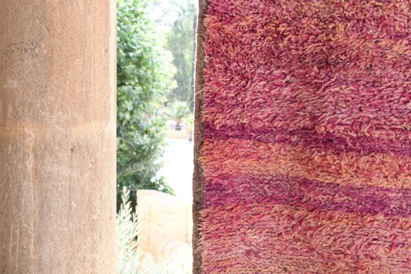 ⁦Vintage Moroccan Rug: Enhance Your Home with Timeless Charm 270 cm x 172 cm / 8.64ft x 5.504 ft⁩ - الصورة ⁦4⁩