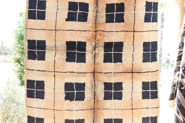 ⁦Vintage Moroccan Rug: Add Warmth and Style to Your Home 198 cm x 136 cm / 6.336ft x 4.352 ft⁩ - الصورة ⁦3⁩