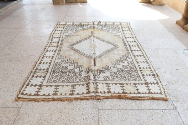 ⁦Boho Berber Rug: Embrace Moroccan Charm 285 cm x 177 cm / 9.12ft x 5.664 ft⁩ - الصورة ⁦3⁩