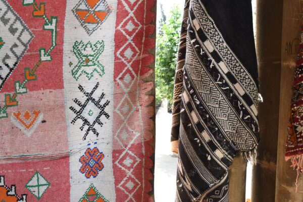 Captivating Moroccan Rug: Embark on a Journey of Comfort and Style 417 cm x 194 cm / 13.344ft x 6.208 ft — изображение 6