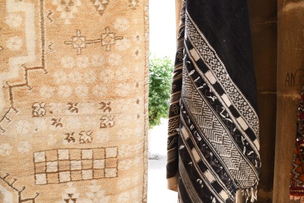 Moroccan Berber Rug: Authentic Vintage Charm for Your Home 246 cm x 162 cm / 7.872ft x 5.184 ft — изображение 6