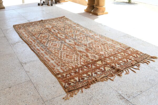 Vintage Treasure: Antique Moroccan Rug with Authentic Charm 329 cm x 159 cm / 10.528ft x 5.088 ft - 画像3