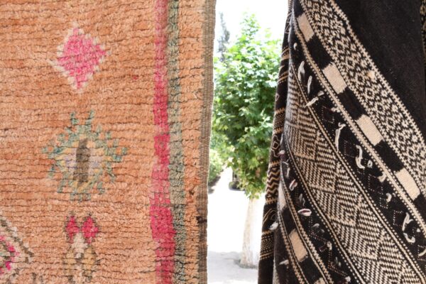 Handcrafted Moroccan Rug: Vintage Berber Design for Global Style 288 cm x 141 cm / 9.216ft x 4.512 ft - Imagen 6