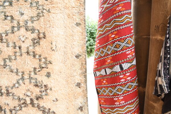 ⁦Vintage Berber Rug: Moroccan Charm for Your Home 290 cm x 182 cm / 9.28ft x 5.824 ft⁩ - الصورة ⁦6⁩