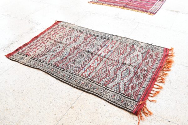 Discover the Enchanting Zemmour Kilim: A Moroccan Masterpiece 186 cm x 117 cm / 5.952ft x 3.744 ft — изображение 3