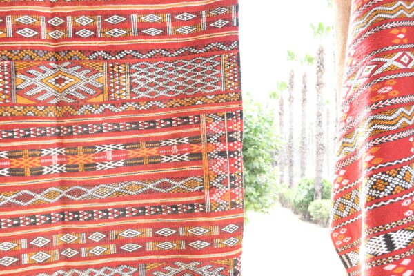 ⁦Zen Zemmour Kilim: Exquisite Moroccan Rug for Bohemian Charm 192 cm x 126 cm / 6.144ft x 4.032 ft⁩ - الصورة ⁦7⁩