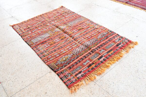⁦Zen Zemmour Kilim: Exquisite Moroccan Rug for Bohemian Charm 192 cm x 126 cm / 6.144ft x 4.032 ft⁩ - الصورة ⁦3⁩