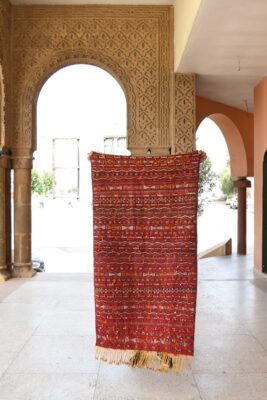 ⁦Zemmour Kilim: Authentic Moroccan Silk Rug with Vintage Charm 165 cm x 91 cm / 5.28ft x 2.912 ft⁩ - الصورة ⁦2⁩