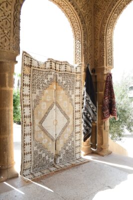 ⁦Boho Berber Rug: Embrace Moroccan Charm 285 cm x 177 cm / 9.12ft x 5.664 ft⁩ - الصورة ⁦2⁩