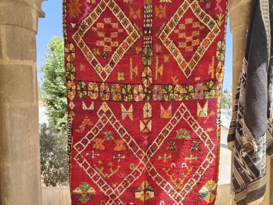 Boujaad Rug: Vintage Moroccan Charm for Your Home 248 cm x 151 cm / 7.936ft x 4.832 ft - Imagen 4