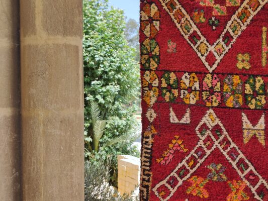 Boujaad Rug: Vintage Moroccan Charm for Your Home 248 cm x 151 cm / 7.936ft x 4.832 ft - Imagen 7