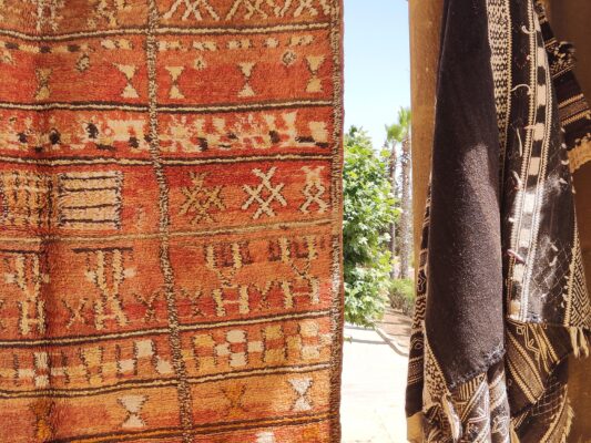 Vintage Rug: Authentic Moroccan Design, Handcrafted Charm 196 cm x 143 cm / 6.272ft x 4.576 ft – Bild 7