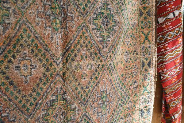 ⁦Vintage Rug: Embolden Your Space with Timeless Charm 254 cm x 198 cm / 8.128ft x 6.336 ft⁩ - الصورة ⁦7⁩