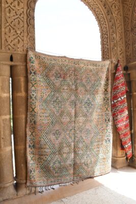 ⁦Vintage Rug: Embolden Your Space with Timeless Charm 254 cm x 198 cm / 8.128ft x 6.336 ft⁩ - الصورة ⁦2⁩